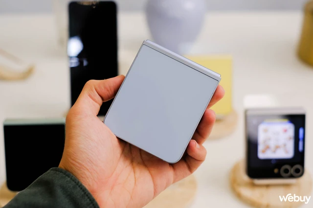 Cận cảnh các phiên bản màu sắc của Galaxy Z Flip6: Xám Metal, Xanh Mint, Vàng Solar, Xanh Maya- Ảnh 20. Cận cảnh các phiên bản màu sắc của Galaxy Z Flip6: Xám Metal, Xanh Mint, Vàng Solar, Xanh Maya- Ảnh 20.
