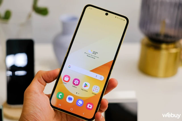 Cận cảnh các phiên bản màu sắc của Galaxy Z Flip6: Xám Metal, Xanh Mint, Vàng Solar, Xanh Maya- Ảnh 11. Cận cảnh các phiên bản màu sắc của Galaxy Z Flip6: Xám Metal, Xanh Mint, Vàng Solar, Xanh Maya- Ảnh 11.