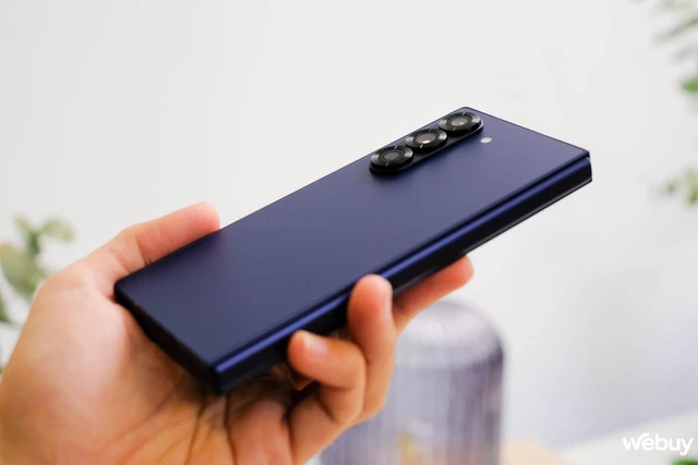 Cận cảnh các phiên bản màu sắc của Galaxy Z Fold6: Xám Metal, Hồng Rose, Xanh Navy- Ảnh 8. Cận cảnh các phiên bản màu sắc của Galaxy Z Fold6: Xám Metal, Hồng Rose, Xanh Navy- Ảnh 8.