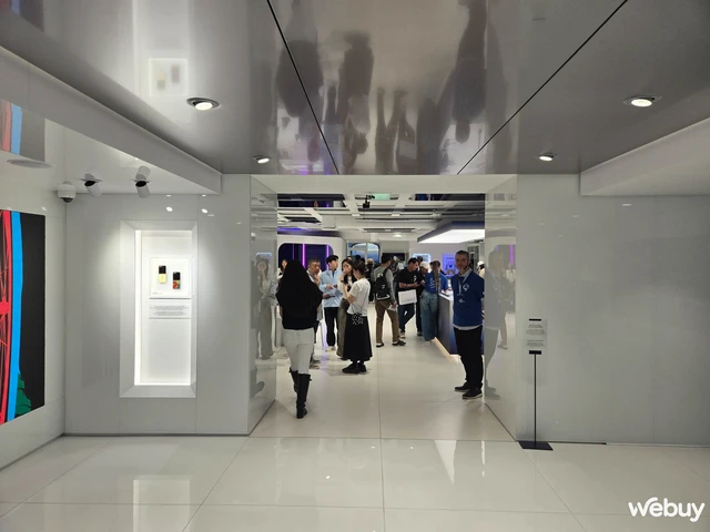 Cầm Galaxy Z Fold6 đến thăm cửa hàng Olympic có-một-không-hai của Samsung tại Paris- Ảnh 3. Cầm Galaxy Z Fold6 đến thăm cửa hàng Olympic có-một-không-hai của Samsung tại Paris- Ảnh 3.