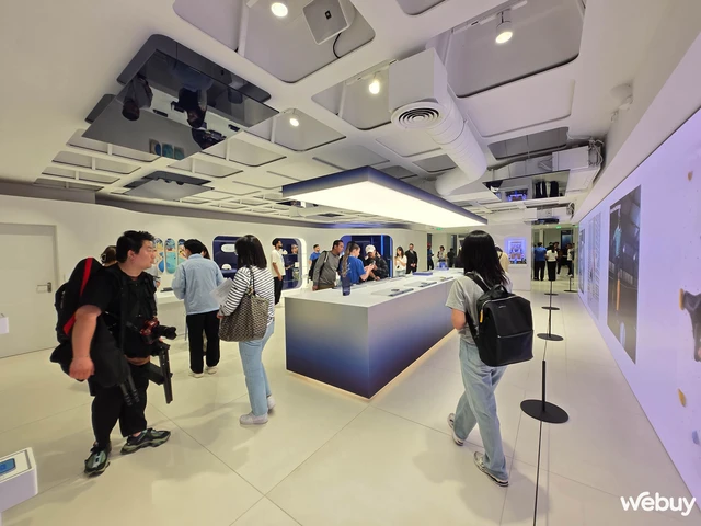 Cầm Galaxy Z Fold6 đến thăm cửa hàng Olympic có-một-không-hai của Samsung tại Paris- Ảnh 7. Cầm Galaxy Z Fold6 đến thăm cửa hàng Olympic có-một-không-hai của Samsung tại Paris- Ảnh 7.