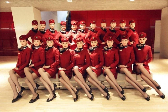 Tại sao tiếp viên của rất nhiều hãng hàng không luôn quàng khăn lụa quanh cổ khi đi máy bay?- Ảnh 1. Tại sao tiếp viên của rất nhiều hãng hàng không luôn quàng khăn lụa quanh cổ khi đi máy bay?- Ảnh 1.