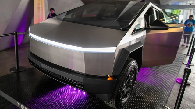 Cánh cửa sắc nhọn của Cybertruck vừa khiến một hành khách phải vào phòng cấp cứu!- Ảnh 1. Cánh cửa sắc nhọn của Cybertruck vừa khiến một hành khách phải vào phòng cấp cứu!- Ảnh 1.