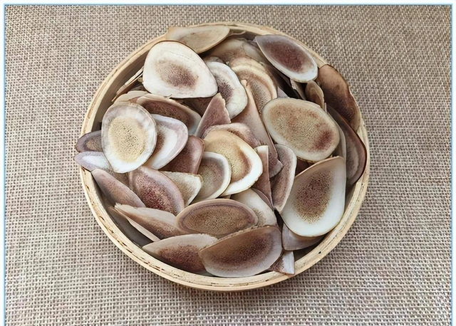 Gạc hươu rụng một cách tự nhiên hàng năm, tại sao con người lại cắt gạc hươu thay vì nhặt những chiếc gạc bị rụng? - Ảnh 3. Gạc hươu rụng một cách tự nhiên hàng năm, tại sao con người lại cắt gạc hươu thay vì nhặt những chiếc gạc bị rụng? - Ảnh 3.