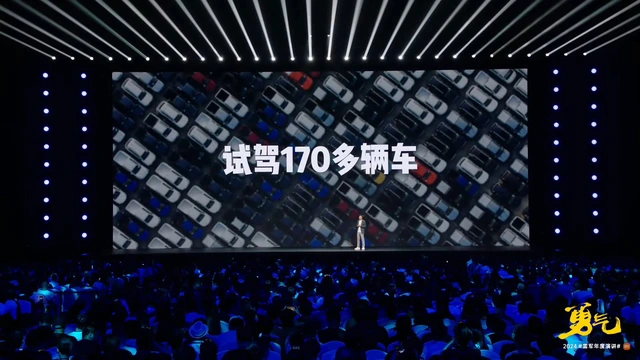 Muốn trải nghiệm nhiều loại xe, CEO Xiaomi Lôi Quân "ngụy trang" đến showroom để lái thử, mượn cả xe của nhân viên: Miệt mài ghi chép, xong việc không quên đổ xăng và rửa xe- Ảnh 3. Muốn trải nghiệm nhiều loại xe, CEO Xiaomi Lôi Quân "ngụy trang" đến showroom để lái thử, mượn cả xe của nhân viên: Miệt mài ghi chép, xong việc không quên đổ xăng và rửa xe- Ảnh 3.