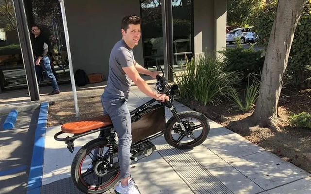 Bất ngờ: Dat Bike "flex" cha đẻ ChatGPT Sam Altman chính là một trong những người đầu tiên lái thử xe máy điện Việt từ 6 năm trước- Ảnh 1. Bất ngờ: Dat Bike "flex" cha đẻ ChatGPT Sam Altman chính là một trong những người đầu tiên lái thử xe máy điện Việt từ 6 năm trước- Ảnh 1.