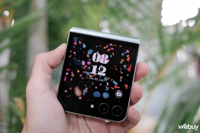 Không có chuyện Galaxy Z Flip6 bị hạ cấp màn hình- Ảnh 2. Không có chuyện Galaxy Z Flip6 bị hạ cấp màn hình- Ảnh 2.