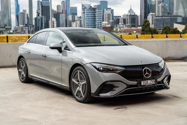 Chỉ một chiếc xe điện Mercedes bốc cháy mà hậu quả nghiêm trọng thế này đây: 70 xe bị hư hỏng, 16 người nhập viện, 480 gia đình mất điện, 121 người phải sơ tán- Ảnh 4. Chỉ một chiếc xe điện Mercedes bốc cháy mà hậu quả nghiêm trọng thế này đây: 70 xe bị hư hỏng, 16 người nhập viện, 480 gia đình mất điện, 121 người phải sơ tán- Ảnh 4.