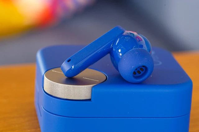 Tai nghe không dây này có thiết kế độc lạ, chất âm ngon nghẻ, có chống ồn chủ động, pin 32 giờ, giá 1,5 triệu đồng- Ảnh 7. Tai nghe không dây này có thiết kế độc lạ, chất âm ngon nghẻ, có chống ồn chủ động, pin 32 giờ, giá 1,5 triệu đồng- Ảnh 7.