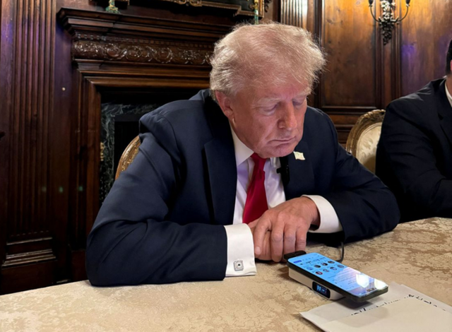 1 cái đúng và 1 cái sai trong cách dùng pin dự phòng nam châm với iPhone của ông Trump- Ảnh 1. 1 cái đúng và 1 cái sai trong cách dùng pin dự phòng nam châm với iPhone của ông Trump- Ảnh 1.