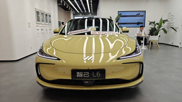 Nguyên mẫu xe điện Trung Quốc gây sốt mạng xã hội nhờ vào công nghệ đỗ xe 'ngang như cua'- Ảnh 5. Nguyên mẫu xe điện Trung Quốc gây sốt mạng xã hội nhờ vào công nghệ đỗ xe 'ngang như cua'- Ảnh 5.