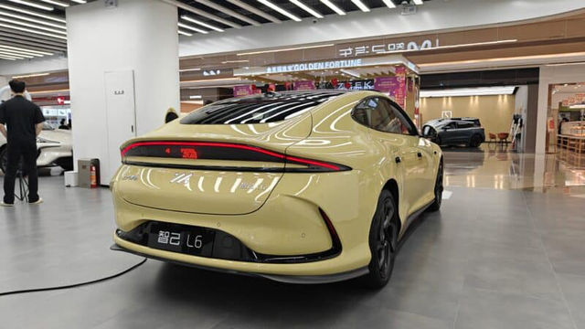 Nguyên mẫu xe điện Trung Quốc gây sốt mạng xã hội nhờ vào công nghệ đỗ xe 'ngang như cua'- Ảnh 3. Nguyên mẫu xe điện Trung Quốc gây sốt mạng xã hội nhờ vào công nghệ đỗ xe 'ngang như cua'- Ảnh 3.