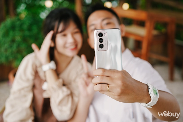 Đi cà phê chụp ảnh với 'người thương' bị lỗi, cánh 'mày râu' tìm ra cách sửa bằng AI- Ảnh 1. Đi cà phê chụp ảnh với 'người thương' bị lỗi, cánh 'mày râu' tìm ra cách sửa bằng AI- Ảnh 1.