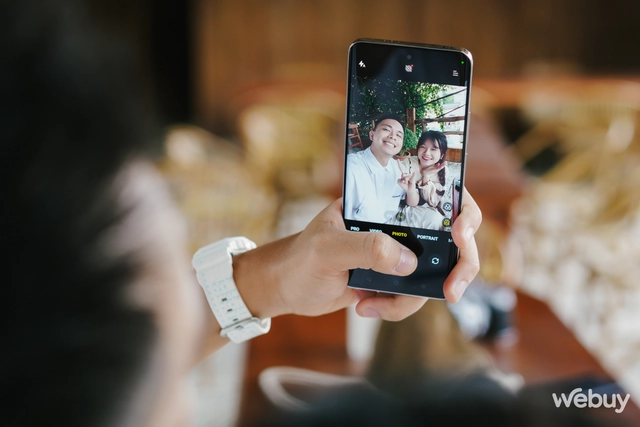 Đi cà phê chụp ảnh với 'người thương' bị lỗi, cánh 'mày râu' tìm ra cách sửa bằng AI- Ảnh 14. Đi cà phê chụp ảnh với 'người thương' bị lỗi, cánh 'mày râu' tìm ra cách sửa bằng AI- Ảnh 14.