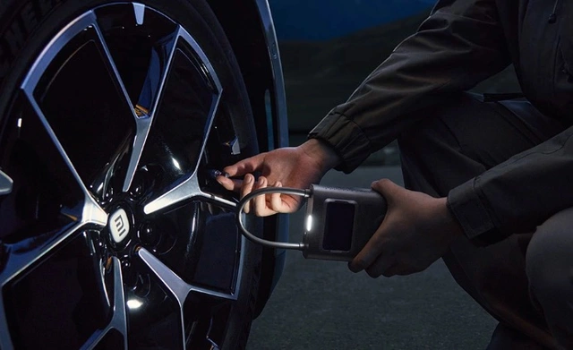 Xiaomi ra mắt máy bơm lốp di động: Bơm lốp ô tô chỉ trong 45 giây, pin đầy bơm được 16 lần, giá 900.000 đồng- Ảnh 2. Xiaomi ra mắt máy bơm lốp di động: Bơm lốp ô tô chỉ trong 45 giây, pin đầy bơm được 16 lần, giá 900.000 đồng- Ảnh 2.