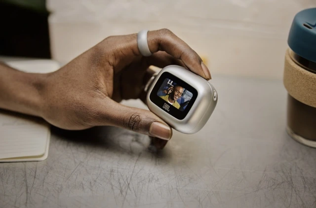 JBL Live Beam 3 ra mắt: Chống ồn xịn, pin đến 48 giờ, hay nhất ở hộp sạc tích hợp màn hình cảm ứng- Ảnh 2. JBL Live Beam 3 ra mắt: Chống ồn xịn, pin đến 48 giờ, hay nhất ở hộp sạc tích hợp màn hình cảm ứng- Ảnh 2.