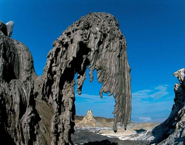 Ngọn núi lửa này phun ra dòng dung nham đen, loại magma kỳ lạ nhất trên Trái Đất- Ảnh 4. Ngọn núi lửa này phun ra dòng dung nham đen, loại magma kỳ lạ nhất trên Trái Đất- Ảnh 4.