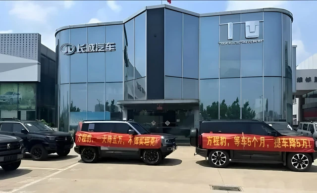 BYD bị chính sân nhà căng băng rôn phản đối vì giảm giá vô lý- Ảnh 1. BYD bị chính sân nhà căng băng rôn phản đối vì giảm giá vô lý- Ảnh 1.