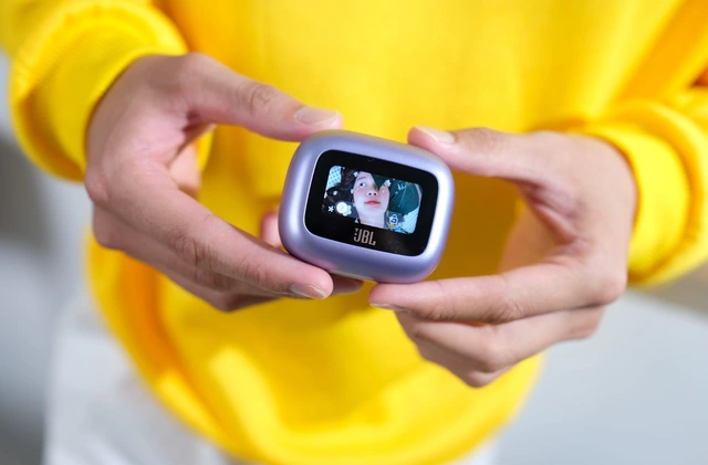 JBL Live Beam 3 ra mắt: Chống ồn xịn, pin đến 48 giờ, hay nhất ở hộp sạc t&iacute;ch hợp m&agrave;n h&igrave;nh cảm ứng- Ảnh 1.