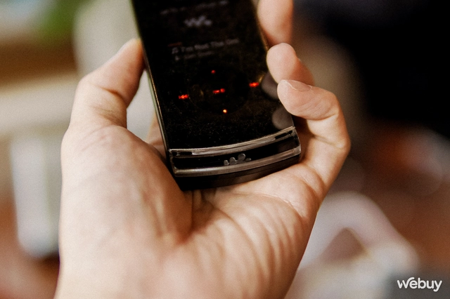 16 năm trước fan Sony Ericsson "mơ" về combo nghe nhạc này, giá bán còn đắt hơn iPhone cùng thời- Ảnh 7. 16 năm trước fan Sony Ericsson "mơ" về combo nghe nhạc này, giá bán còn đắt hơn iPhone cùng thời- Ảnh 7.