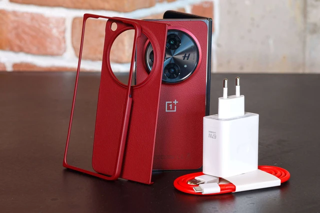 OnePlus ra mắt điện thoại gập phiên bản đặc biệt dành cho người dùng VIP, giá đắt hơn Galaxy Z Fold6- Ảnh 1. OnePlus ra mắt điện thoại gập phiên bản đặc biệt dành cho người dùng VIP, giá đắt hơn Galaxy Z Fold6- Ảnh 1.