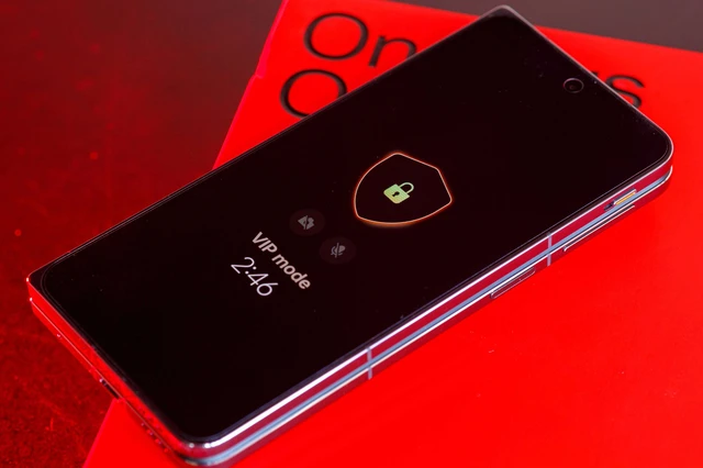 OnePlus ra mắt điện thoại gập phiên bản đặc biệt dành cho người dùng VIP, giá đắt hơn Galaxy Z Fold6- Ảnh 3. OnePlus ra mắt điện thoại gập phiên bản đặc biệt dành cho người dùng VIP, giá đắt hơn Galaxy Z Fold6- Ảnh 3.