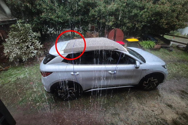 Khi b&atilde;o đến, chủ xe BYD tại &Uacute;c biến tấm thảm cũ th&agrave;nh 'c&ocirc;ng nghệ bảo vệ' cao cấp b&ugrave; đắp v&agrave;o 'lỗi' thiết kế!- Ảnh 1.