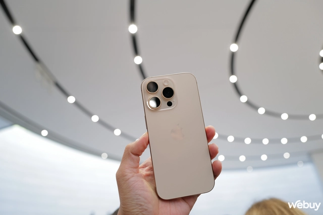Cận cảnh iPhone 16 Pro Max "Vàng sa mạc": Nếu muốn cả thế giới biết mình dùng iPhone mới nhất, hãy lựa chọn màu này- Ảnh 3. Cận cảnh iPhone 16 Pro Max "Vàng sa mạc": Nếu muốn cả thế giới biết mình dùng iPhone mới nhất, hãy lựa chọn màu này- Ảnh 3.