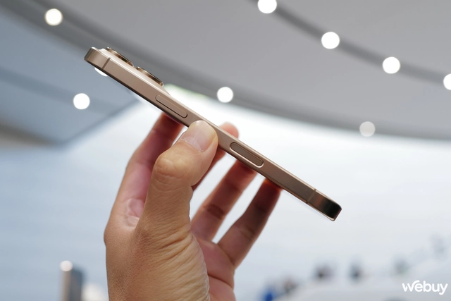Cận cảnh iPhone 16 Pro Max "Vàng sa mạc": Nếu muốn cả thế giới biết mình dùng iPhone mới nhất, hãy lựa chọn màu này- Ảnh 8. Cận cảnh iPhone 16 Pro Max "Vàng sa mạc": Nếu muốn cả thế giới biết mình dùng iPhone mới nhất, hãy lựa chọn màu này- Ảnh 8.