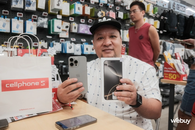 Ngày đầu mở bán iPhone 16 series: 3 giờ sáng vẫn "nườm nượp" người xếp hàng chờ được mua máy- Ảnh 6. Ngày đầu mở bán iPhone 16 series: 3 giờ sáng vẫn "nườm nượp" người xếp hàng chờ được mua máy- Ảnh 6.