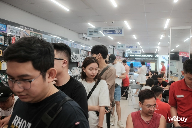 Ngày đầu mở bán iPhone 16 series: 3 giờ sáng vẫn "nườm nượp" người xếp hàng chờ được mua máy- Ảnh 4. Ngày đầu mở bán iPhone 16 series: 3 giờ sáng vẫn "nườm nượp" người xếp hàng chờ được mua máy- Ảnh 4.