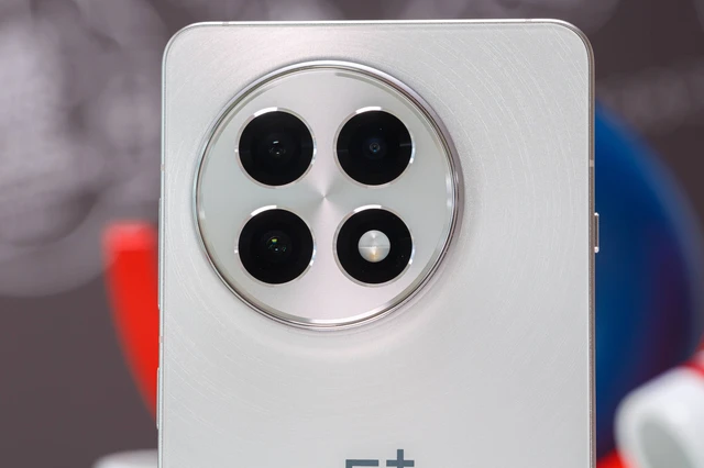 Trên tay OnePlus 13R: Thiết kế cao cấp, Snapdragon 8 Gen 3, pin khủng 6.000mAh- Ảnh 8. Trên tay OnePlus 13R: Thiết kế cao cấp, Snapdragon 8 Gen 3, pin khủng 6.000mAh- Ảnh 8.