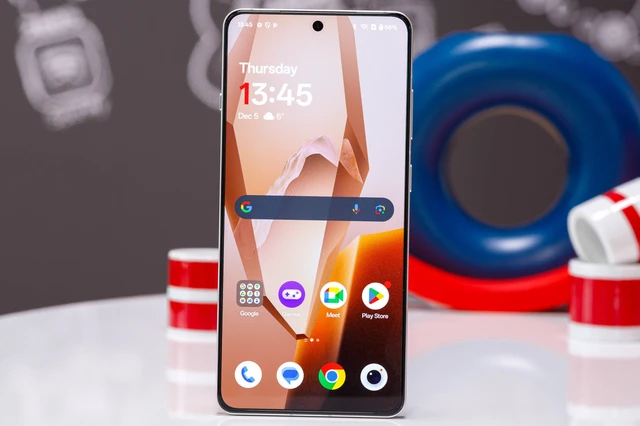 Trên tay OnePlus 13R: Thiết kế cao cấp, Snapdragon 8 Gen 3, pin khủng 6.000mAh- Ảnh 10. Trên tay OnePlus 13R: Thiết kế cao cấp, Snapdragon 8 Gen 3, pin khủng 6.000mAh- Ảnh 10.