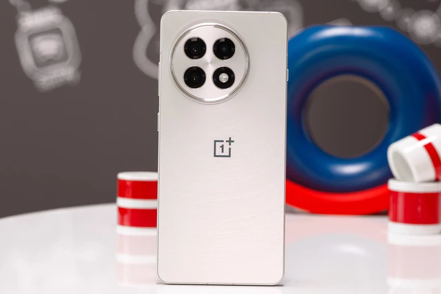 Trên tay OnePlus 13R: Thiết kế cao cấp, Snapdragon 8 Gen 3, pin khủng 6.000mAh- Ảnh 16. Trên tay OnePlus 13R: Thiết kế cao cấp, Snapdragon 8 Gen 3, pin khủng 6.000mAh- Ảnh 16.