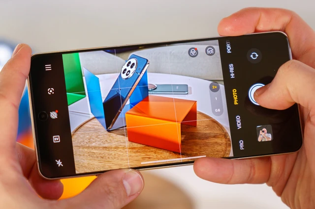 Trên tay OnePlus 13R: Thiết kế cao cấp, Snapdragon 8 Gen 3, pin khủng 6.000mAh- Ảnh 15. Trên tay OnePlus 13R: Thiết kế cao cấp, Snapdragon 8 Gen 3, pin khủng 6.000mAh- Ảnh 15.