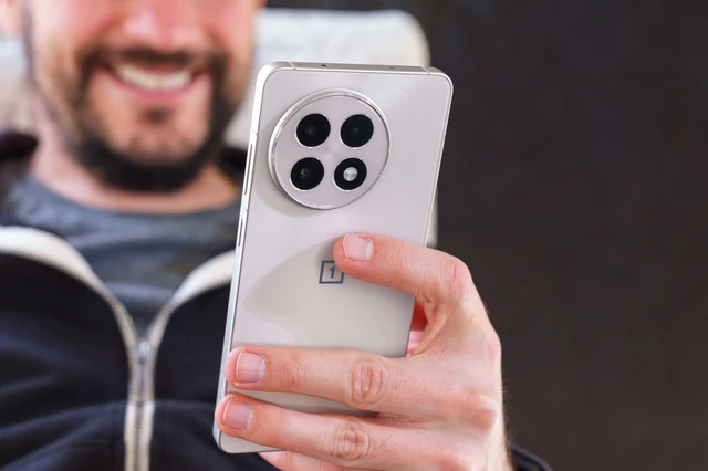 Trên tay OnePlus 13R: Thiết kế cao cấp, Snapdragon 8 Gen 3, pin khủng 6.000mAh- Ảnh 3. Trên tay OnePlus 13R: Thiết kế cao cấp, Snapdragon 8 Gen 3, pin khủng 6.000mAh- Ảnh 3.