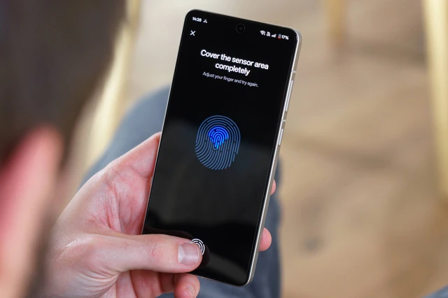 Trên tay OnePlus 13R: Thiết kế cao cấp, Snapdragon 8 Gen 3, pin khủng 6.000mAh- Ảnh 14. Trên tay OnePlus 13R: Thiết kế cao cấp, Snapdragon 8 Gen 3, pin khủng 6.000mAh- Ảnh 14.