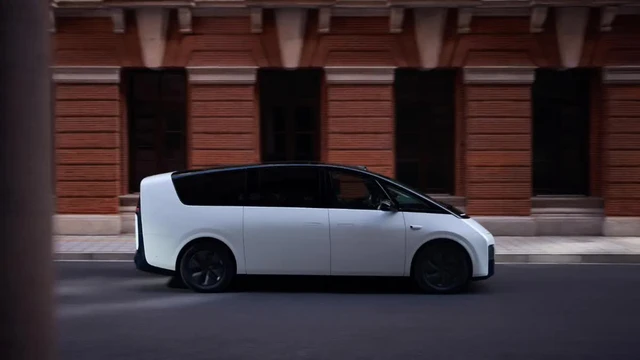 Xe &ocirc; t&ocirc; điện Trung Quốc bất ngờ bốc ch&aacute;y chỉ c&ograve;n trơ khung th&eacute;p khi đang chạy m&agrave; kh&ocirc;ng hề c&oacute; va chạm!- Ảnh 3.