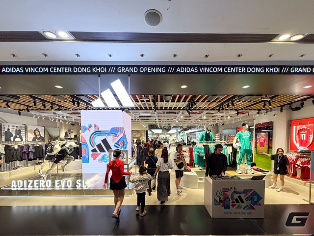 Cận cảnh cửa h&agrave;ng mới khai trương đậm chất Việt của adidas- Ảnh 1.
