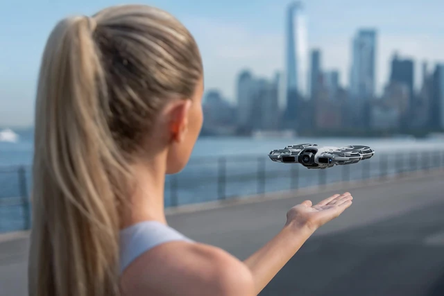 DJI Neo 2: Chiếc drone điều khiển bằng cử chỉ mở ra kỷ nguyên quay vlog rảnh tay cho người mới bắt đầu - Ảnh 1.