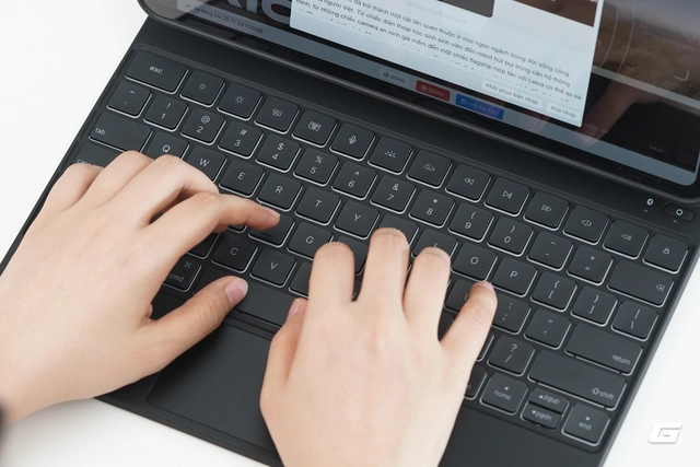 Bỏ Magic Keyboard, tôi thử biến iPad Pro M4 thành workstation với chiếc bàn phím này và kết quả vượt kỳ vọng! - Ảnh 5.