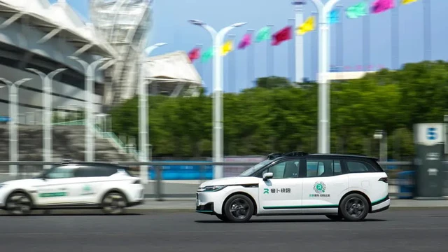 Taxi robot của Baidu g&acirc;y tai nạn nghi&ecirc;m trọng tại Trung Quốc, hai người đi bộ nhập viện trong t&igrave;nh trạng nguy kịch - Ảnh 2.