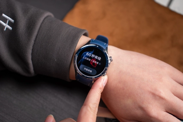 Đây là smartwach cực "xịn sò" của OPPO: Thiết kế viền titan, mặt kính sapphire, chạy 2 hệ điều hành, dùng với Find N5 thì quá hợp!- Ảnh 5. Đây là smartwach cực "xịn sò" của OPPO: Thiết kế viền titan, mặt kính sapphire, chạy 2 hệ điều hành, dùng với Find N5 thì quá hợp!- Ảnh 5.