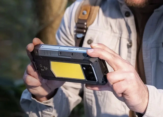 Oukitel WP100 Titan: Điện thoại nặng gần 1kg, pin 33.000mAh kèm máy chiếu, camera 200MP, giá 21 triệu- Ảnh 1. Oukitel WP100 Titan: Điện thoại nặng gần 1kg, pin 33.000mAh kèm máy chiếu, camera 200MP, giá 21 triệu- Ảnh 1.