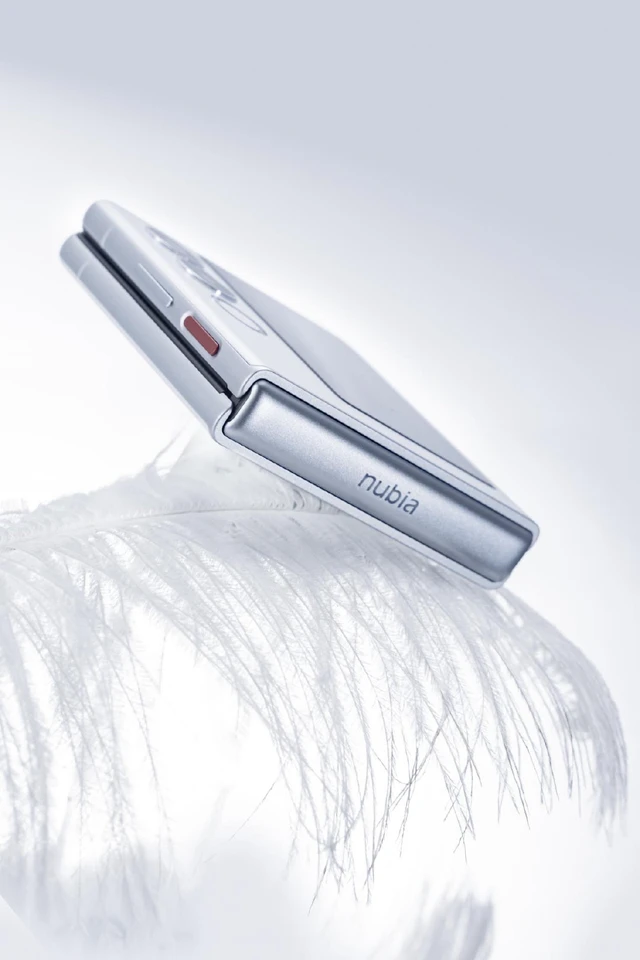 Hãng Trung Quốc ra mắt smartphone gập giống Galaxy Z Flip6 nhưng giá chỉ bằng một nửa, hóa ra là vì điều này- Ảnh 3. Hãng Trung Quốc ra mắt smartphone gập giống Galaxy Z Flip6 nhưng giá chỉ bằng một nửa, hóa ra là vì điều này- Ảnh 3.