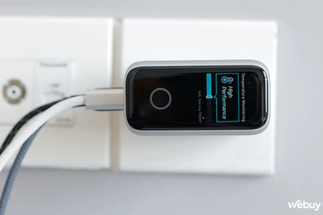 Trải nghiệm củ sạc có cả... màn hình: Thiết kế đẹp, công suất 140W, sạc đồng thời 4 thiết bị- Ảnh 4. Trải nghiệm củ sạc có cả... màn hình: Thiết kế đẹp, công suất 140W, sạc đồng thời 4 thiết bị- Ảnh 4.