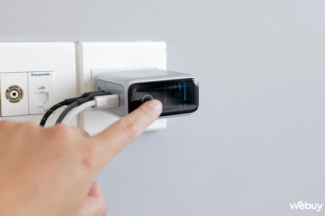Trải nghiệm củ sạc có cả... màn hình: Thiết kế đẹp, công suất 140W, sạc đồng thời 4 thiết bị- Ảnh 7. Trải nghiệm củ sạc có cả... màn hình: Thiết kế đẹp, công suất 140W, sạc đồng thời 4 thiết bị- Ảnh 7.