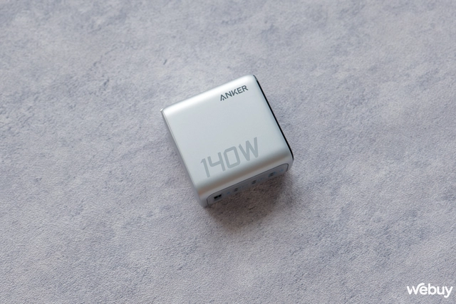 Trải nghiệm củ sạc có cả... màn hình: Thiết kế đẹp, công suất 140W, sạc đồng thời 4 thiết bị- Ảnh 3. Trải nghiệm củ sạc có cả... màn hình: Thiết kế đẹp, công suất 140W, sạc đồng thời 4 thiết bị- Ảnh 3.