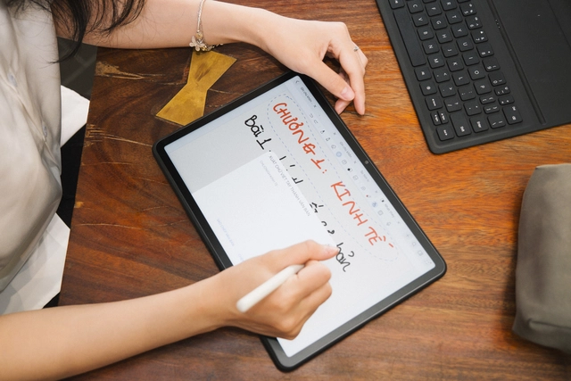 Tablet Huawei giá 8 triệu vẫn tặng bút và bao da bàn phím, màn hình nhám, giao diện đa nhiệm, không chạy Android thì sao?- Ảnh 7. Tablet Huawei giá 8 triệu vẫn tặng bút và bao da bàn phím, màn hình nhám, giao diện đa nhiệm, không chạy Android thì sao?- Ảnh 7.