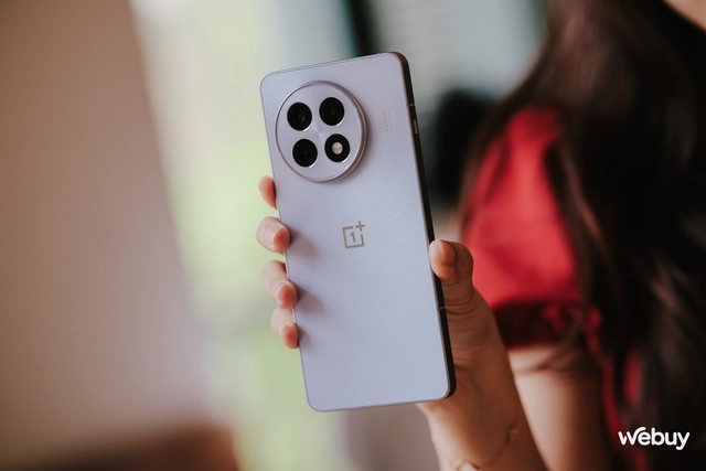 Trên tay điện thoại Snapdragon 8 Elite rẻ nhất: Thiết kế cao cấp, camera chụp đẹp, pin khủng 6.100mAh, giá rẻ hơn cả iPhone 16e- Ảnh 4. Trên tay điện thoại Snapdragon 8 Elite rẻ nhất: Thiết kế cao cấp, camera chụp đẹp, pin khủng 6.100mAh, giá rẻ hơn cả iPhone 16e- Ảnh 4.